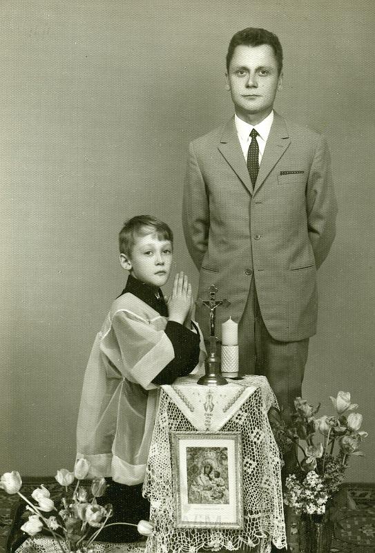 KKE 2387.jpg - Fot. Komunijne. Od lewej: Arek – syn Zofii Ciepluch (z domu Bujko) z Czesławem Ciepluch - mąż Zofii Ciepluch (z domu Bujko), Lidzbark Warmiński, 1964 r.